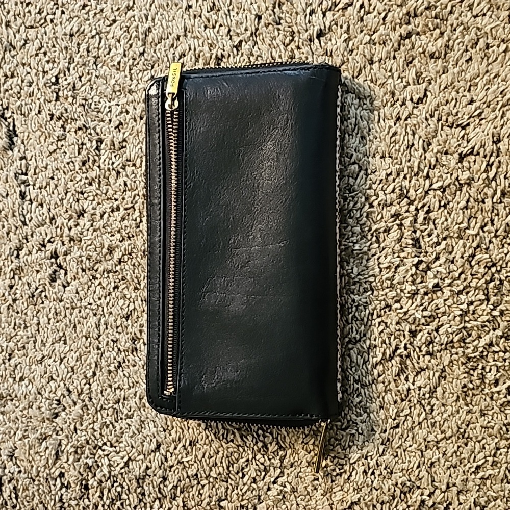 The Fossil Women's Liza Leather Zip Around Clutch Wallet - Picture 4 of 5